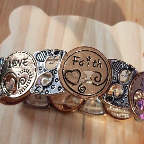 😍HP! Faith & Love Mixed Metal Hammered Statement Piece Stretchy Bracelet - Picture 4 of 5